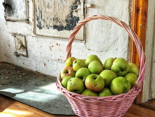 Foto früchte im korb auf dem tisch