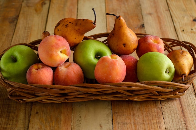 Früchte im Weidenkorb auf Holztisch