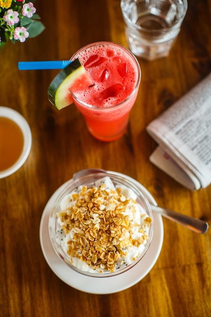 Foto früchte mit müsli, frischem saft und espresso