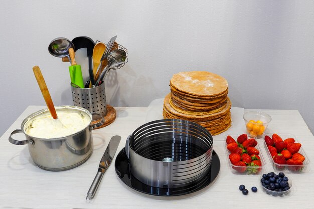 Früchte und Beeren. Zutaten für einen festlichen Kuchen.