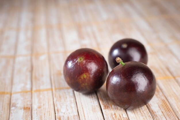 Früchte von Jaboticaba in Schüssel auf dem Tisch