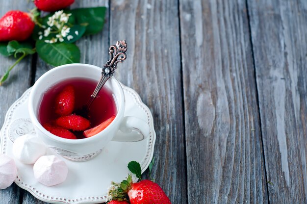 Früchtetee mit Erdbeeren