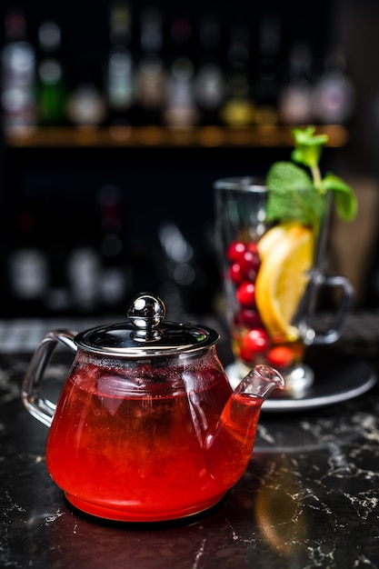 Früchtetee mit Preiselbeeren, Teekanne und Glas