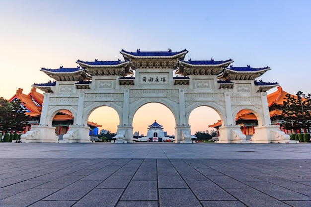 Früher Morgen am Torbogen von Chiang Kai Shek Memorial Hall, Tapiei, Taiwan.