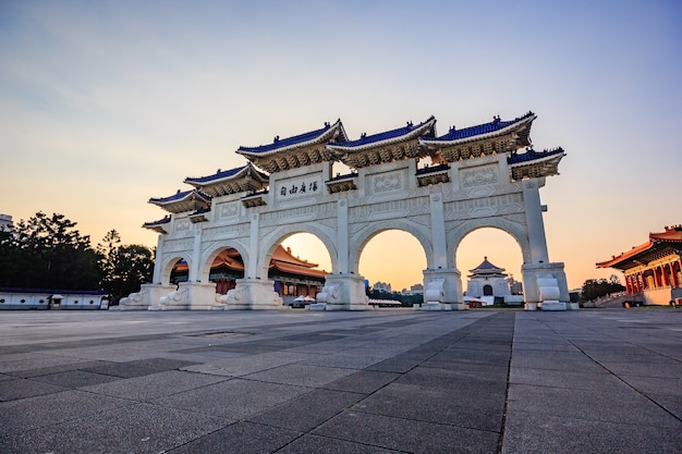 Früher Morgen am Torbogen von Chiang Kai Shek Memorial Hall, Tapiei, Taiwan.