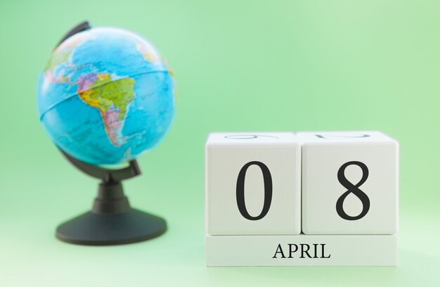 Frühling 8. April Kalender. Teil eines Sets auf unscharfem grünem Hintergrund und Kugel.