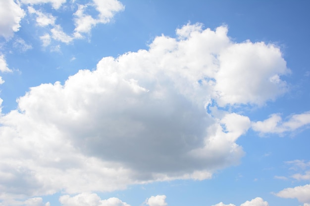 frühling blauer himmel große flauschige wolke