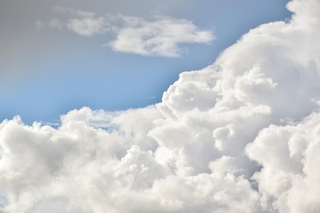 Frühling blauer Himmel und weiße Wolken Abstrakter Hintergrund mit Wolken