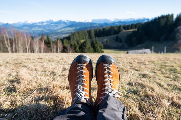 Frühling in den Alpen Wanderschuhe der Berge