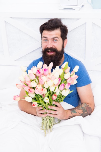 Frühling in meinem Kopf Frauentag Tulpenblume für den 8. März Guten Morgen Blumen positive Stimmung und Glück glücklicher bärtiger Mann im Bett Geburtstagsgeschenk Blumenstrauß frühlingsfrische Tulpe Liebe Valentinstag