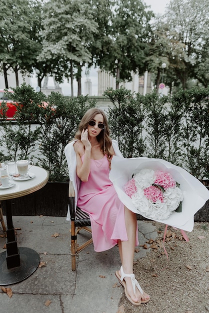 Frühling in Paris sieht toll aus Frau in rosa Kleid in Paris