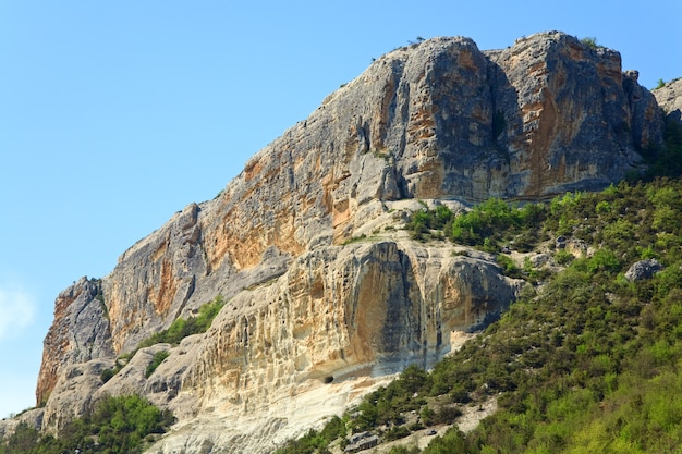 Frühling Krim Berglandschaft mit steilen Felsen auf der Himmelsoberfläche (Ukraine).