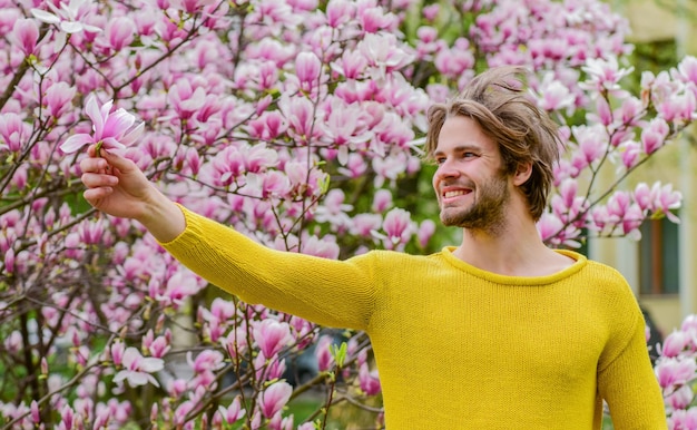 Frühling Mode Stil männliche Sexualität sexy Kerl blühende Blume Baum unrasiert Mann Magnolie Sakura Hintergrund genießen gutes Wetter frische Blüte Blume Komm mit mir