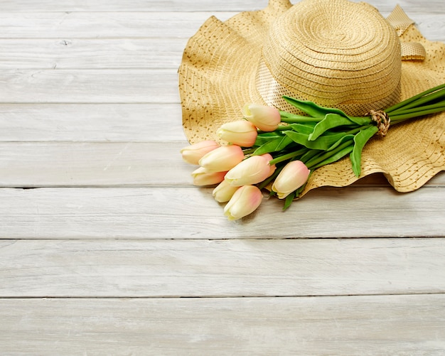 Frühling oder Sommer mit Tulpen und Hut