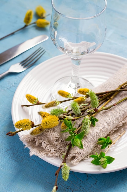 Frühling Ostern Tischdekoration auf einem blauen Holztisch