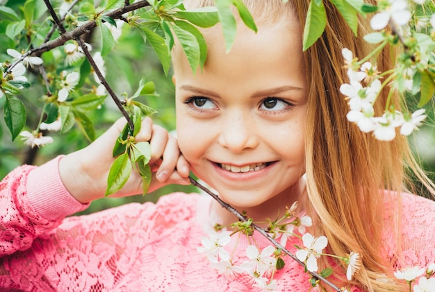 Frühling Teenager Mädchen über Natur grünem Hintergrund Schönheit Teenager Mädchen im Freien in blühenden Bäumen