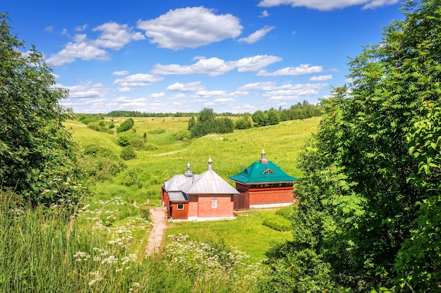 Frühling von Nikita der Stylite in der Nähe des Nikitsky-Klosters in Pereslawl-Zalessky an einem Sommertag