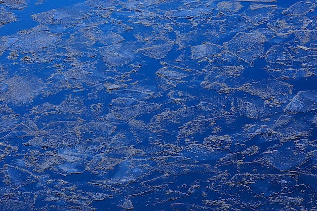 Frühlings-Eisdrift auf dem Fluss / Hintergrundtextur schwimmendes Eis, März auf dem Fluss