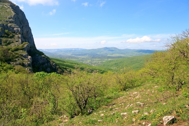 Frühlings-Krim-Gebirgslandschaft mit Tal und Dorf Sokolinoje (Ukraine).