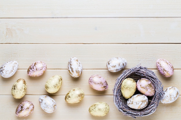 Frühlings-Ostertulpen im Eimer auf weißem Weinlese