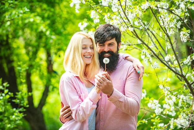 Frühlings-Outdoor-Porträt von schönem glücklichem Paar, das im Park spazieren geht Schönes verliebtes Paar draußen in der Frühlingsnatur Sinnliches Paar