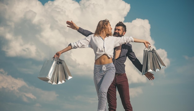 Frühlings-Shopping-Paar glückliche Einkaufstüten und Verkauf