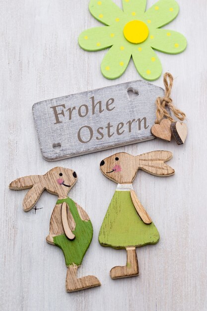 Frühlings- und Osterdekor. Holzsymbole Hase, Blumen und Schmetterlinge.