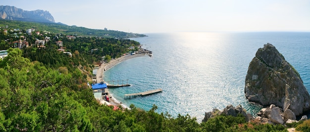 Frühlingsblick auf die Küste der Stadt Simeiz und den Felsen "Koshka" auf der rechten Seite