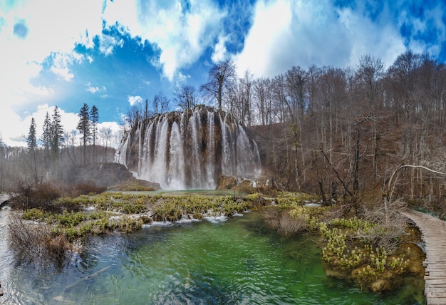 Frühlingsblick auf schöne Wasserfälle