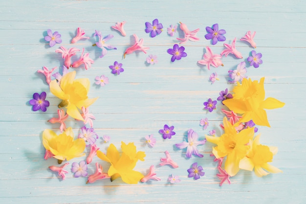 Frühlingsblumen auf altem blauem Holz