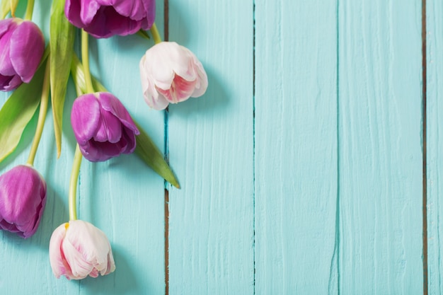 Frühlingsblumen auf blauem Minzholztisch