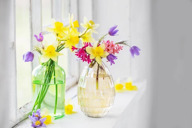 Frühlingsblumen auf der Fensterbank