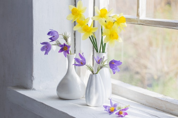 Frühlingsblumen auf der Fensterbank