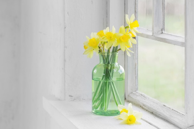 Frühlingsblumen auf der Fensterbank