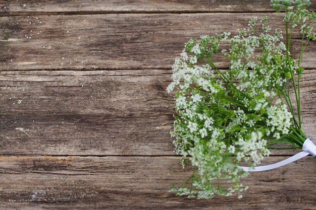 Foto frühlingsblumen auf holz