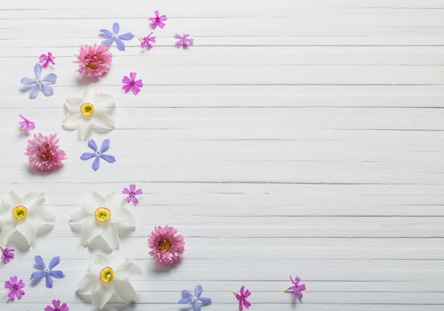 Frühlingsblumen auf weißem Holztisch