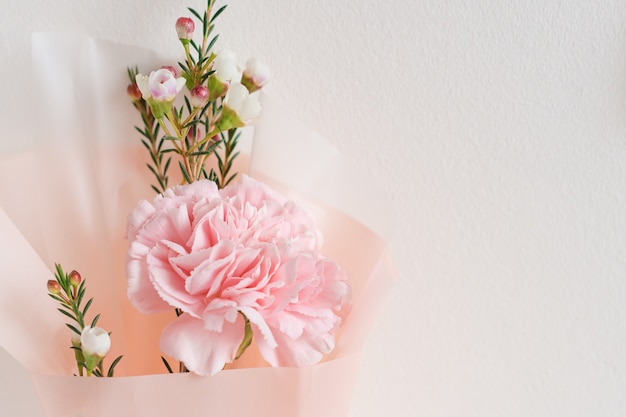 Frühlingsblumen. Frisches Bouquet mit Nelke im Minimalstil