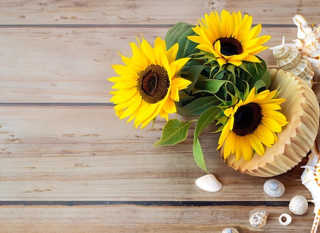 Frühlingsblumen im Hintergrund