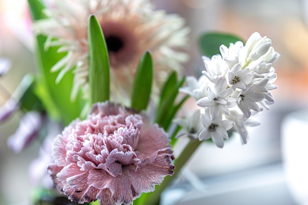 Frühlingsblumen in einer Vase auf einem verschwommenen Hintergrund