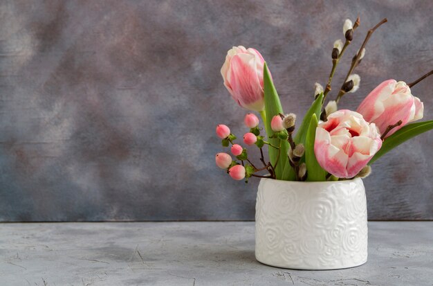 Frühlingsblumen in einer weißen vase