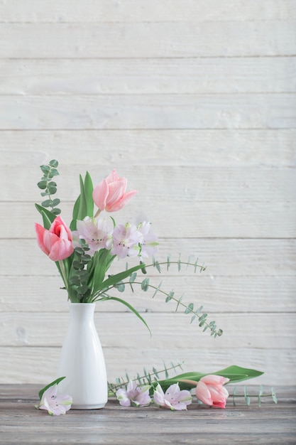 Frühlingsblumen in weißer Vase