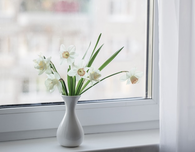 Frühlingsblumen in weißer Vase