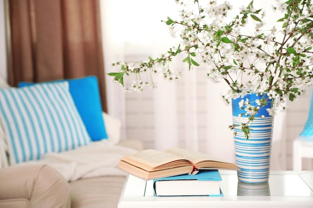 Frühlingsblumenstrauß in der Vase auf dem Tisch auf dem Hintergrund der Inneneinrichtung