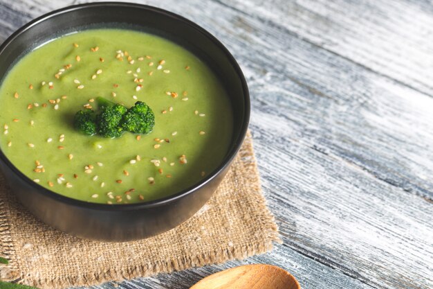 Foto frühlingsbrokkoli-cremesuppe mit sesam in einer schüssel