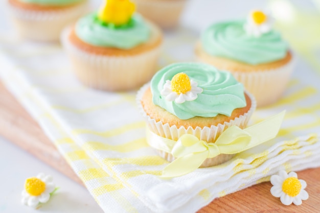 Frühlingscupcakes mit Blumen