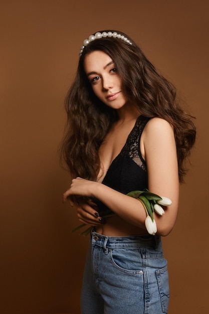 Frühlingsdame mit schönen Tulpenblumen Porträt einer jungen kaukasischen Modellfrau mit sanftem Make-up ...