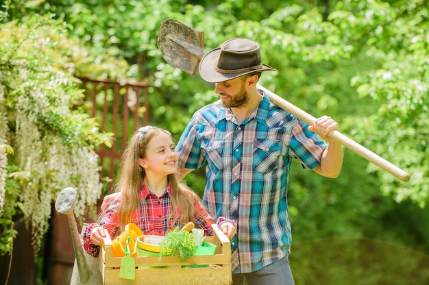 Frühlingsdorf Land kleines Mädchen und glücklicher Mann Vater Tag der Erde Ökologie Gartengeräte Familienbauernhof Sommerbauernhof Tochter und Vater auf Ranch Bester Service für Sie