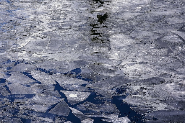 Frühlingseisdrift auf dem Fluss / Hintergrundtextur schwimmendes Eis, März auf dem Fluss