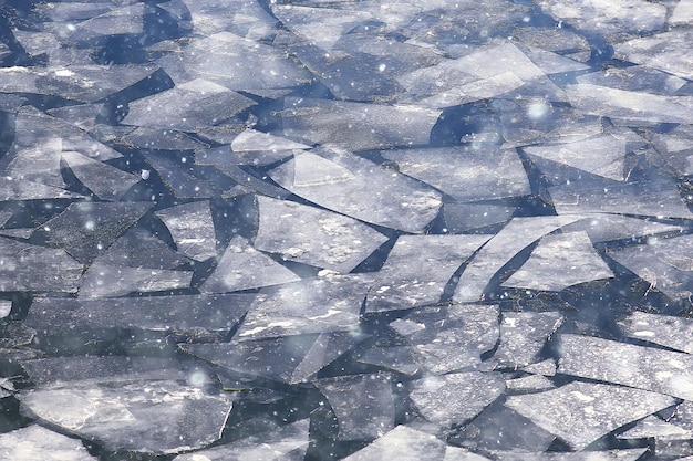 Frühlingseisdrift auf dem Fluss / Hintergrundtextur schwimmendes Eis, März auf dem Fluss