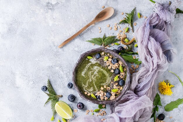 Frühlingsessel und Löwenzahn Smoothie